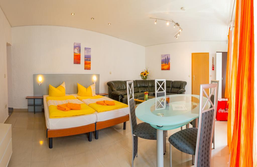 Hotel Am Mueritzhafen Garni Waren  Ngoại thất bức ảnh